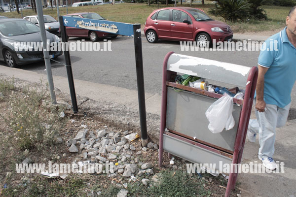 Cartello-indicazione-divelto-ospedale.jpg