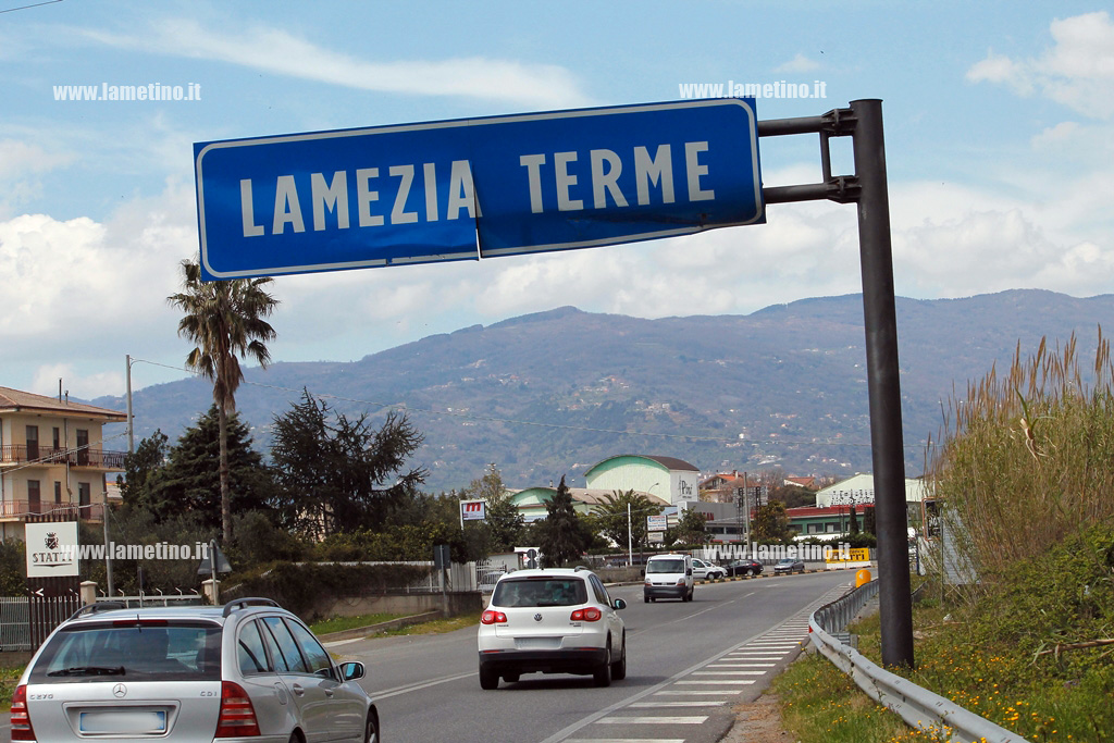 Lamezia: insegna stradale pericolante in via del Progresso