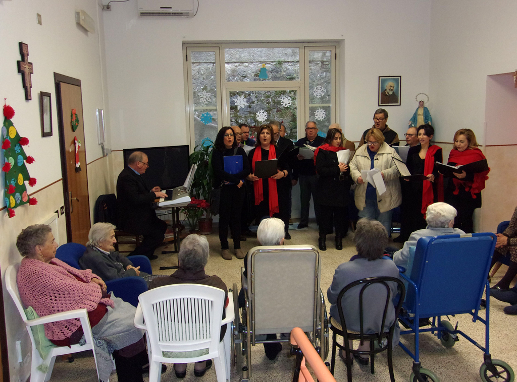 Lamezia, il coro polifonico “Sine Nomine” esegue concerti di Natale nelle case di riposo