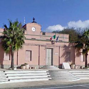 Sale su tetto Municipio con figli e minaccia di ucciderli, arrestato nella locride