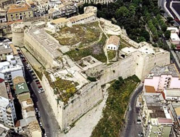 Castello_di_Carlo_V_Crotone.jpg