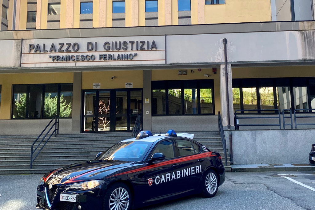 Ferisce con coltello un uomo e aggredisce carabinieri, fermato 22enne a Catanzaro