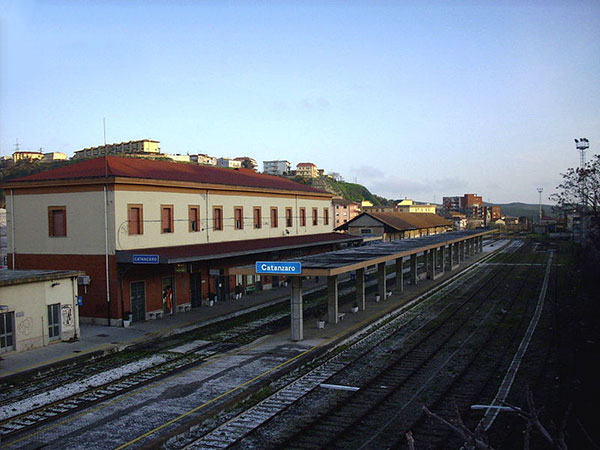 Tentano svaligiare biglietteria stazione a Catanzaro, arrestati