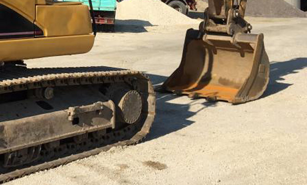 Distrugge recinto capannone con Caterpillar dopo lite, arrestato 46enne ad Acri
