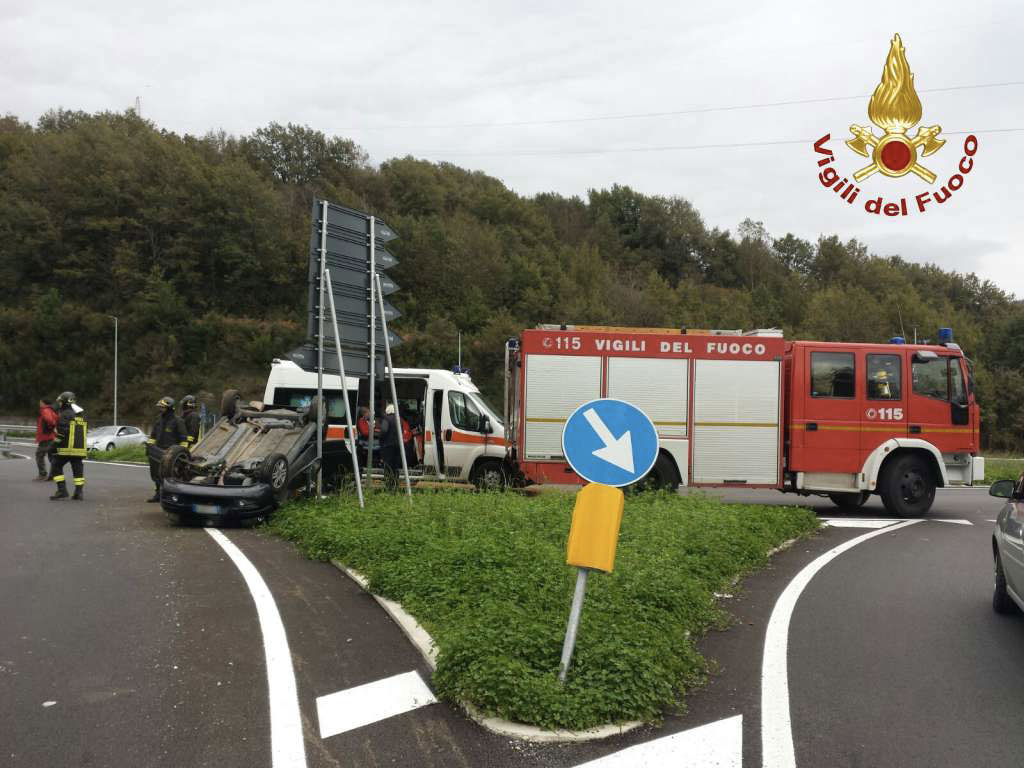 Incidente a Chiaravalle: auto con due donne a bordo si ribalta