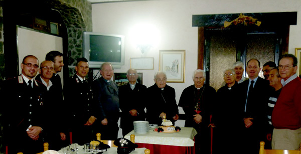Chiusura-anno-della-fede-platania--Taglio-della-torta---Cantafora---Rimedio---parroci-1.jpg