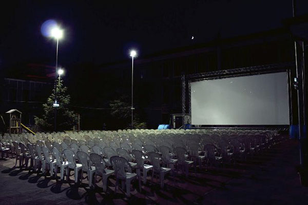 Lamezia: Proseguono appuntamenti con cinema all'aperto, stasera "Midnight in Paris"