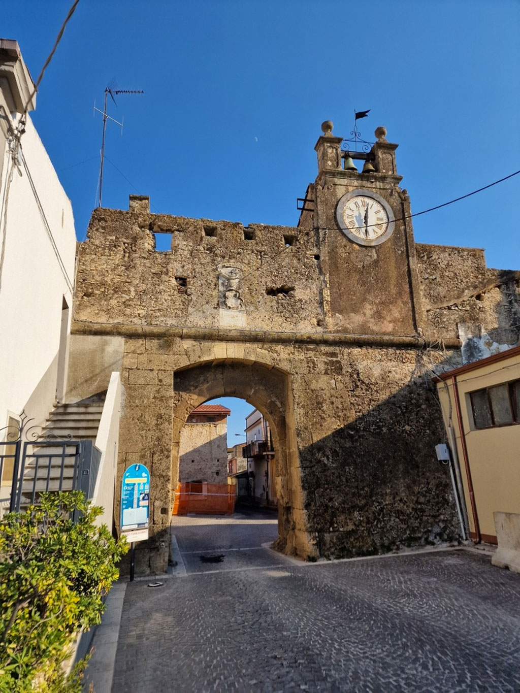 Citt-di-Isola-di-Capo-Rizzuto-Porta-dellOrologio-ph.-Emilio-Cellini_5284c.jpg