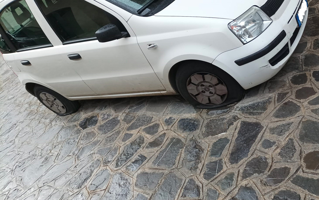 Atti vandalici a Civita, squarciate le gomme ad una decina di auto