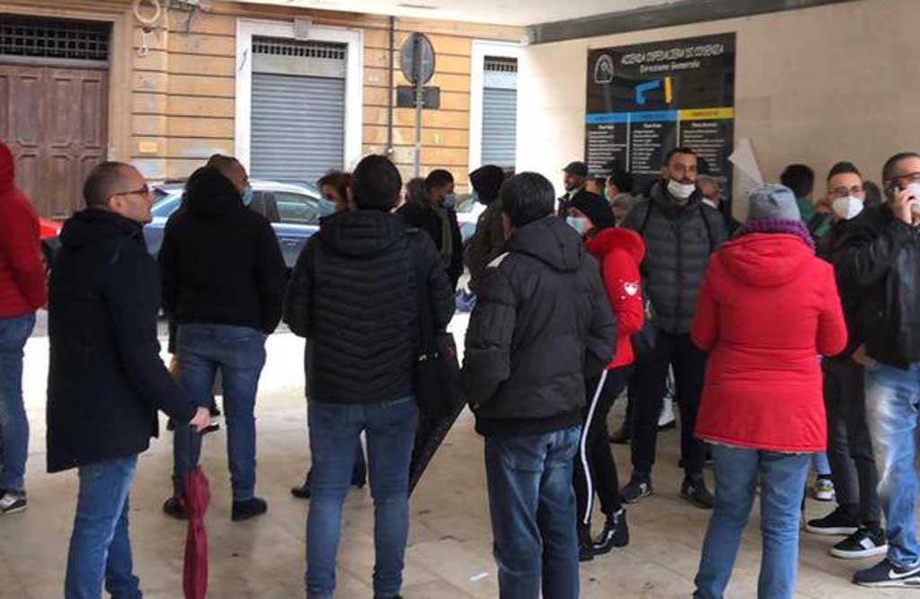 Sanità, sit-in Oss davanti Azienda ospedaliera a Cosenza