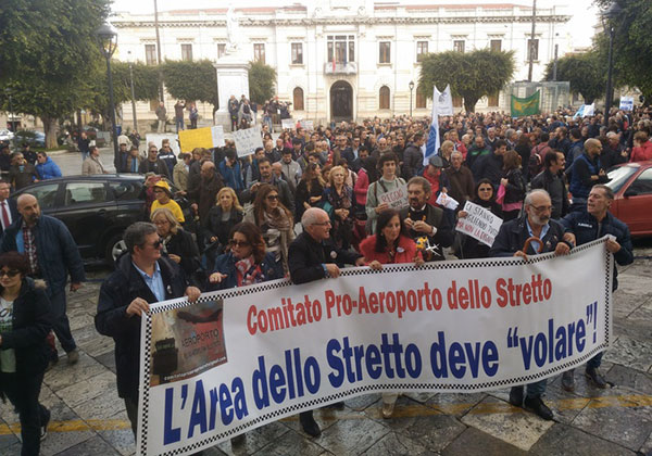 Manifestazione di protesta a Reggio per dire no a chiusura aeroporto
