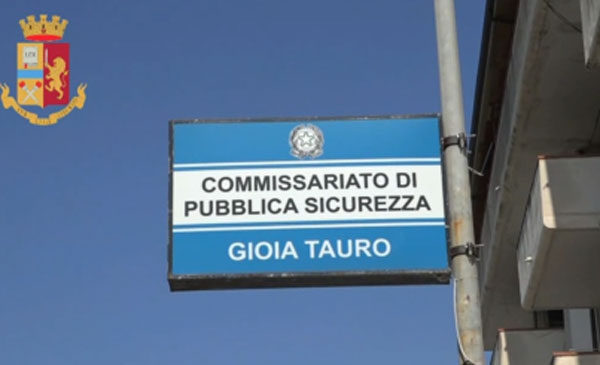 Si finge appartenente alle forze dell'ordine e promette lavoro dietro la consegna di denaro nel Reggino, indagato