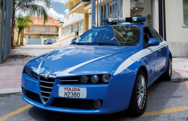 Polizia salva circa 300 migranti arrivati nelle coste di Roccella Ionica