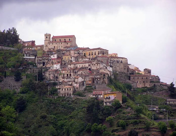 Sindaco di Sellia emette ordinanza, "vietato morire" 