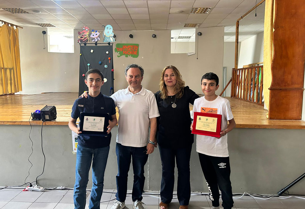 Con-dirigente-e-due-dei-premiati_0aa91.jpg