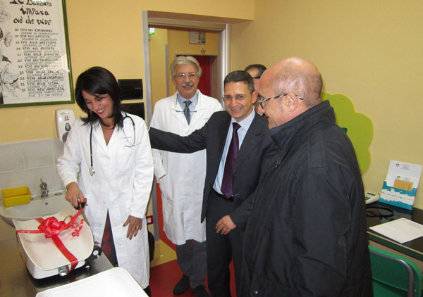 Calabria: Sindaco Cicala consegna bilancia al Reparto Pediatria Soveria Mannelli