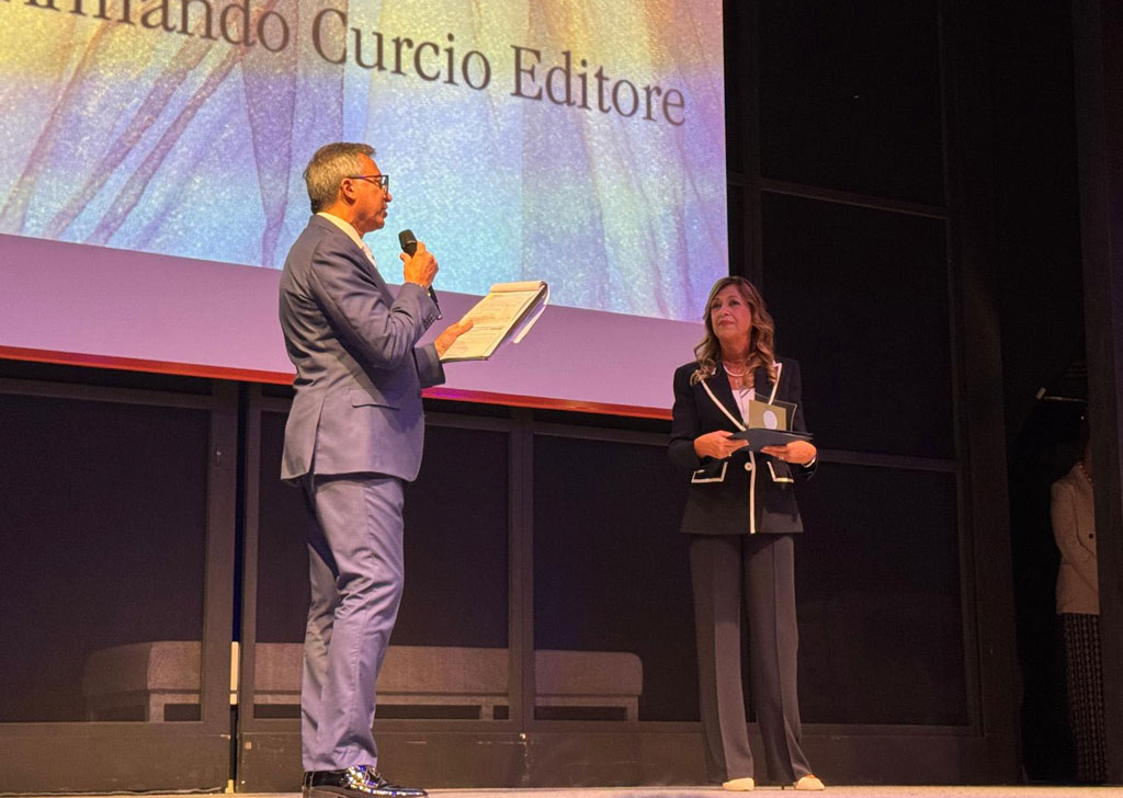 Consegna-Premio-Armando-Curcio-alla-dottoressa-Marisa-Manzini-10-10-2025---03-copia_a7057.jpg