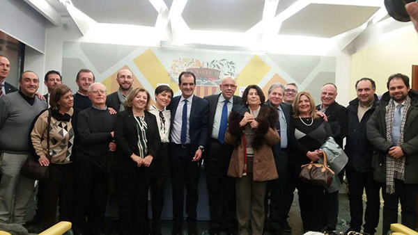 "La salute a portata di farmacia", consegnati 12 defibrillatori