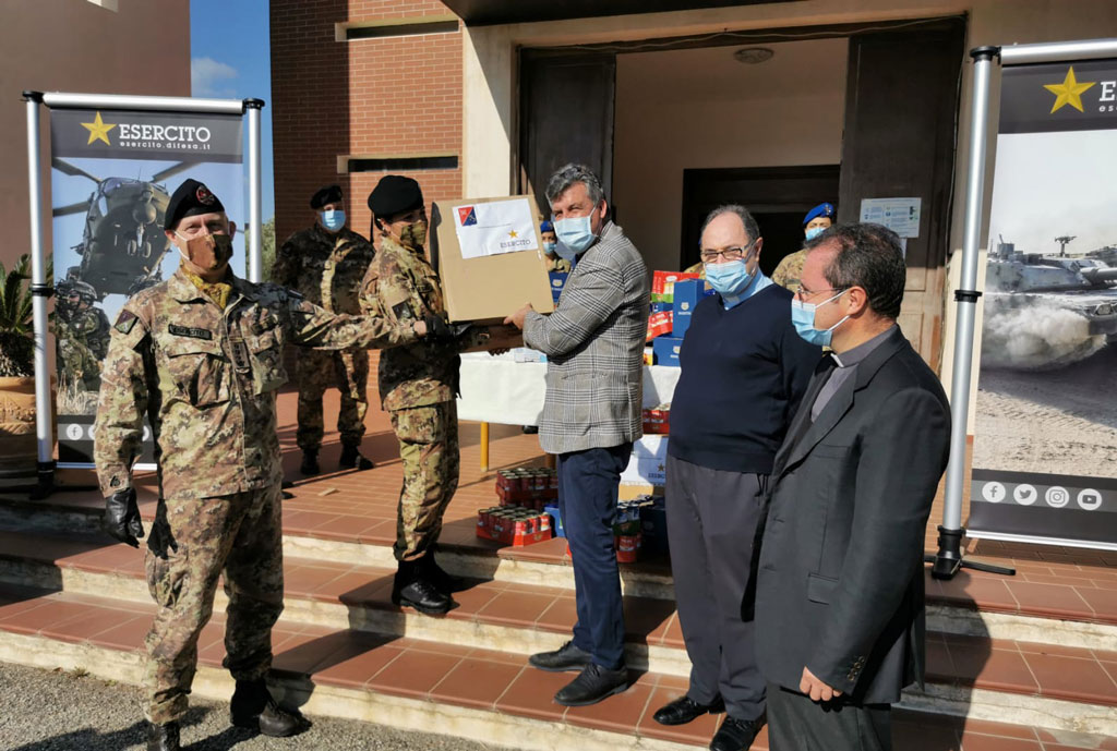 L’Esercito dona generi alimentari per le famiglie più bisognose di Sellia Marina