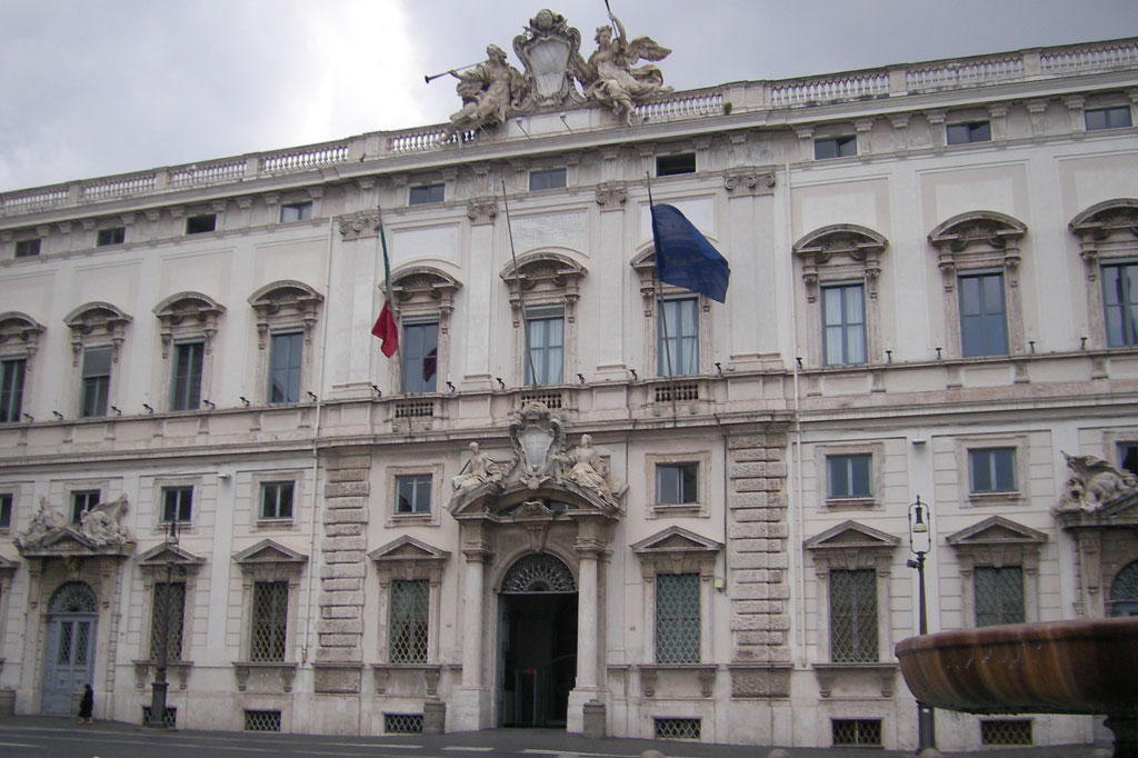 Trova un portafogli con 5mila euro e lo resituisce, migrante di Vibo riceverà onorificenza da Mattarella