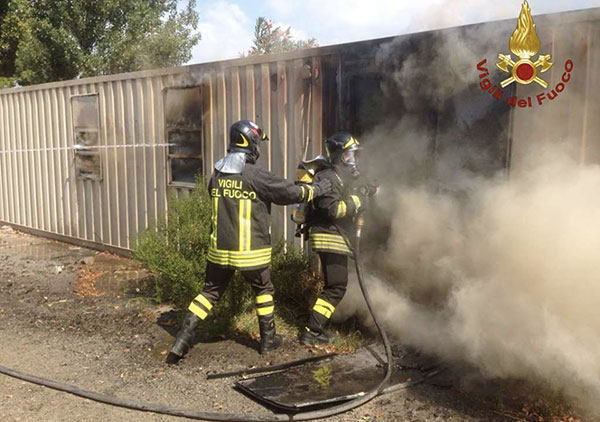 Incendio in container Protezione Civile a Germaneto
