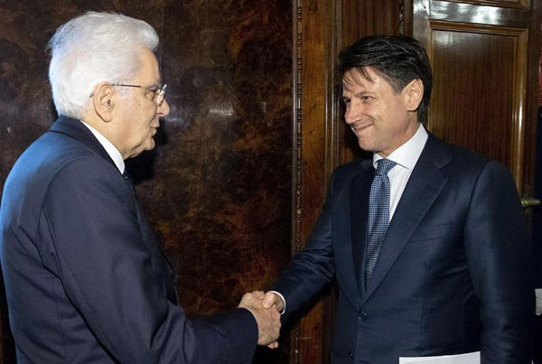 Mattarella dà incarico a Conte che accetta con riserva: “Sta per nascere il Governo del cambiamento”