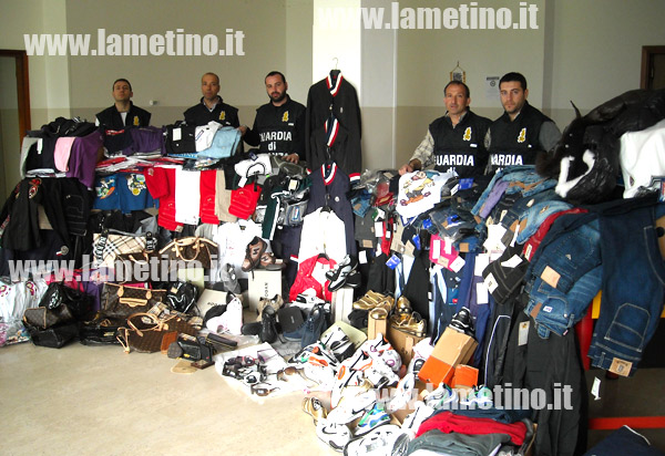 Lamezia: Vendeva capi d'abbigliamento taroccati, denunciato 28enne 