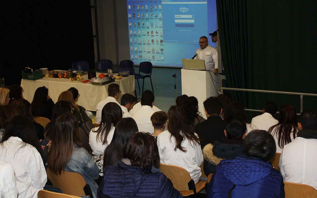 Lamezia, “Green Glamour” e “Cucina vegetale d’avanguardia”: concluso corso con chef Morello all’Einaudi