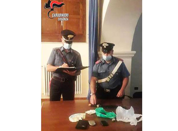 Detenzione ai fini di spaccio, furto energia elettrica e occupazione abusiva: arrestato 50enne a Cosenza