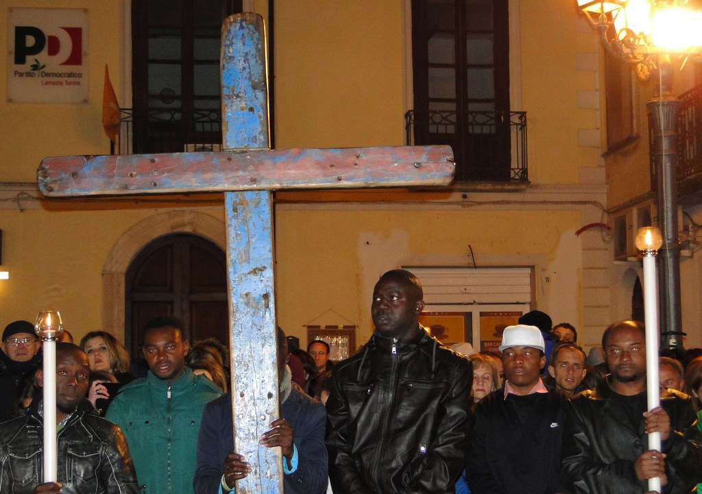 Via crucis a Lamezia con la croce di Lampedusa
