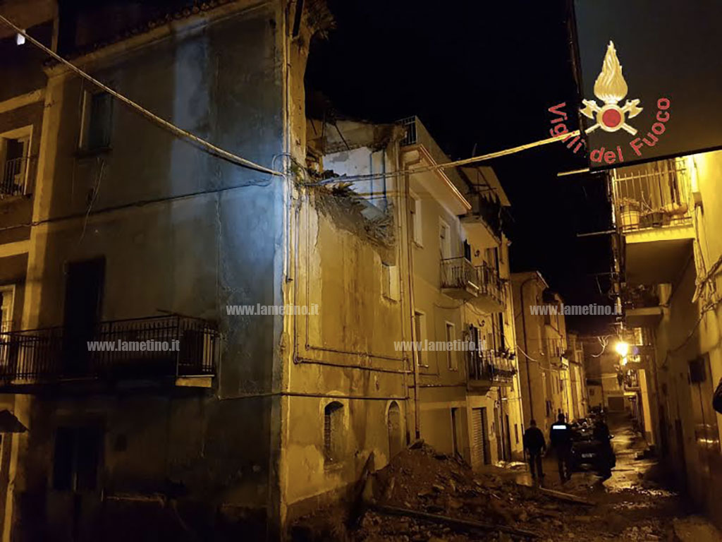Lamezia: crolla parte di palazzina nel centro storico di Sambiase, nessun ferito