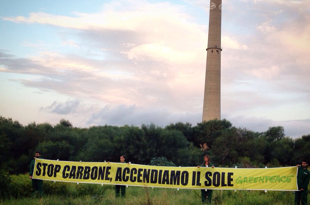 Attivisti Greenpeace su ciminiera per "No centrale a carbone a Saline Joniche"
