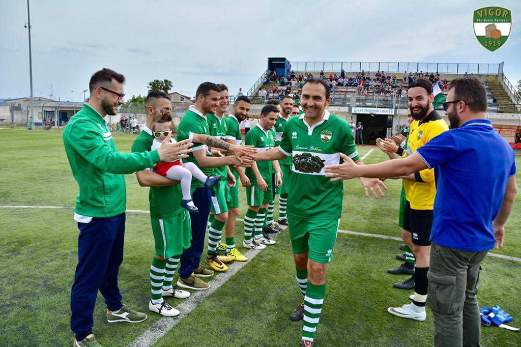 Cugnetto-omaggiato-dai-compagni.jpg