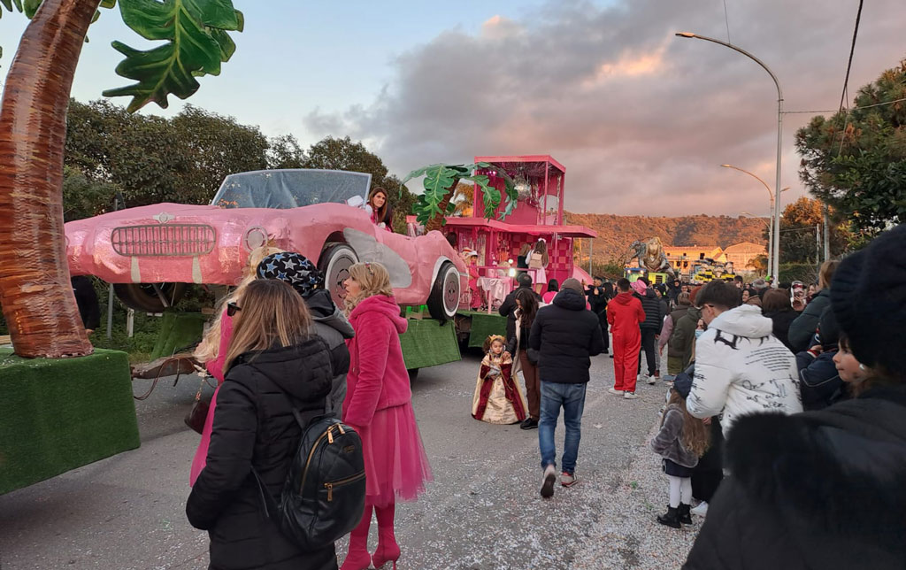 Ritorna il Carnevale Curinghese: sfilata dei carri allegorici in una festa di colori, maschere e musica
