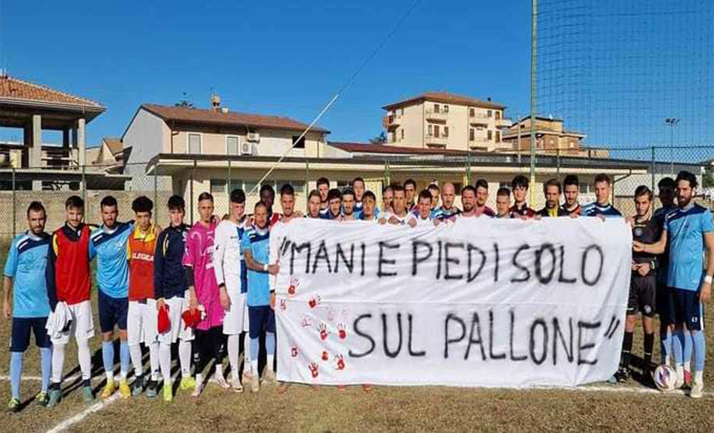 Cutro-San-Mango--ed-arbitro-espongono-striscione-contro-la-violenza-sulle-donne_f0da1.jpg