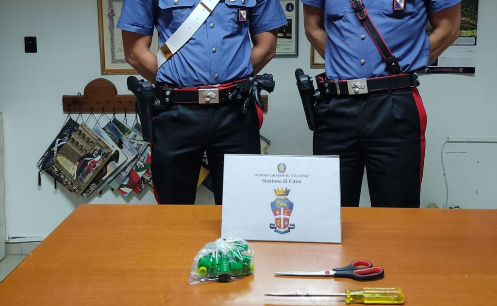 Tentato di rubare giochi in un asilo a Cutro, sorpresi due giovani dai carabinieri
