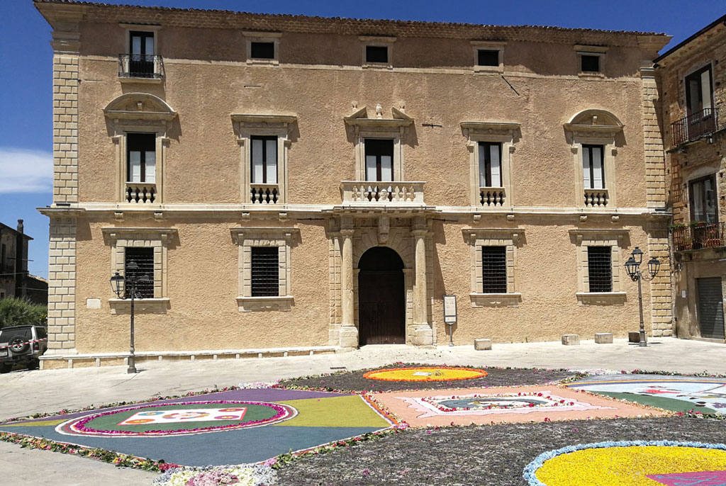 Domenico Dara al primo appuntamento ad Aiello Calabro per la rassegna culturale “A Palazzo con lo Scrittore”