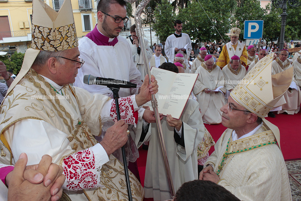 DONO-PASTORALE-VESCOVO.jpg
