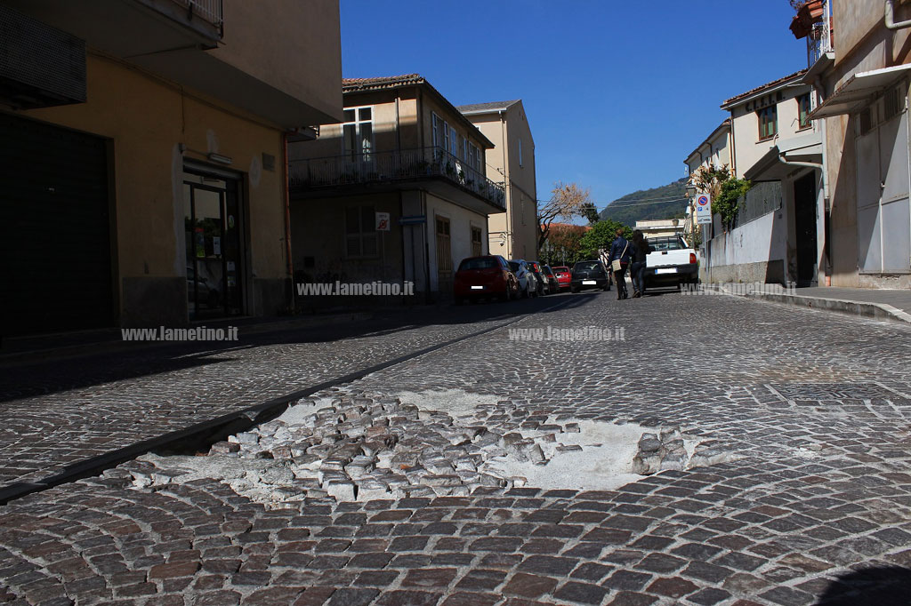 Lamezia, sanpietrini saltati in via Cupiraggi