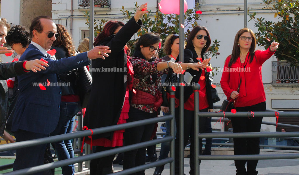 Lamezia, cuoricini rossi per dire Basta alla violenza contro le donne: il flash mob dell’Ara Donne Insieme