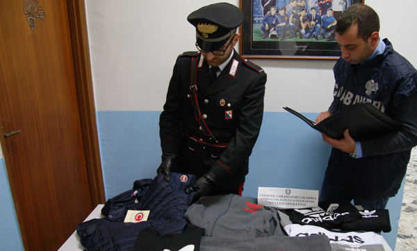 Sequestro capi di abbigliamento contraffatti a Petilia Policastro, una denuncia