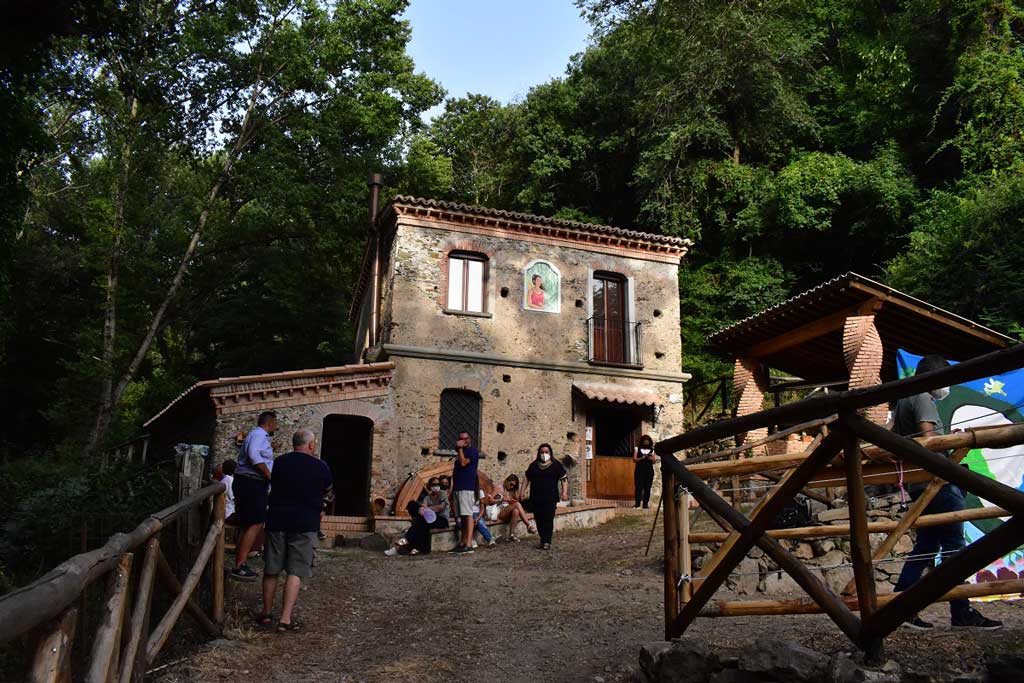 Lamezia, Festival Erranze e Filoxenia: dimostrazione molitura grano e produzione del pane all’antico mulino delle fate