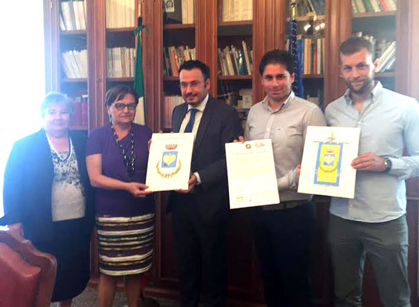 Prefetto Catanzaro consegna decreto Presidente della Repubblica di concessione Stemma e Gonfalone Comune di Marcellinara