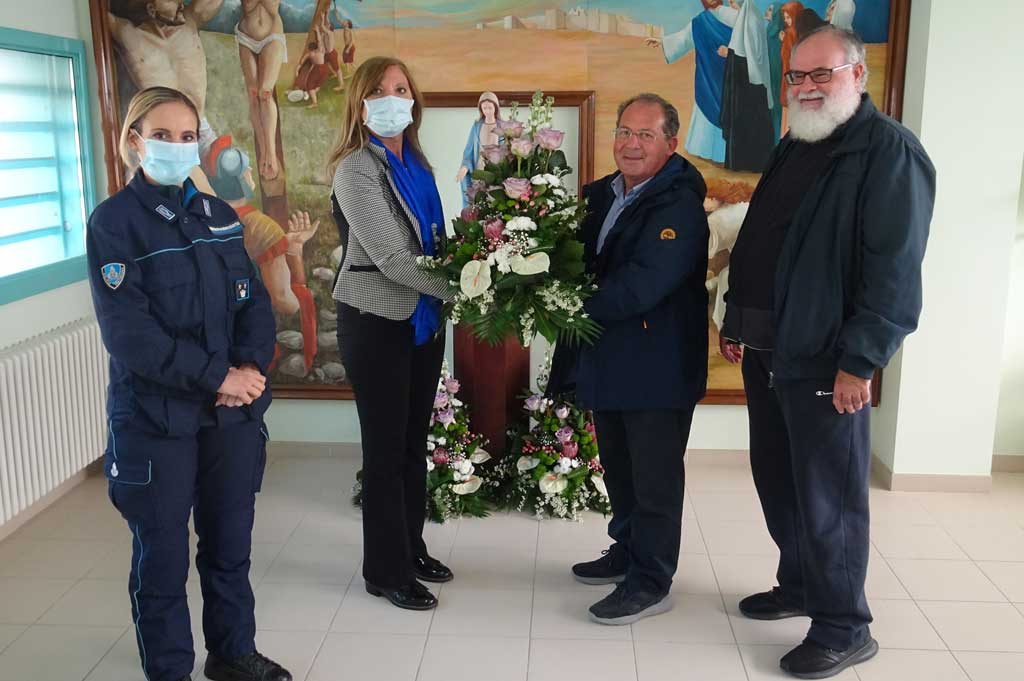 Rettore chiesa di Natuzza in visita al carcere di Catanzaro: donati fiori alle tre cappelle