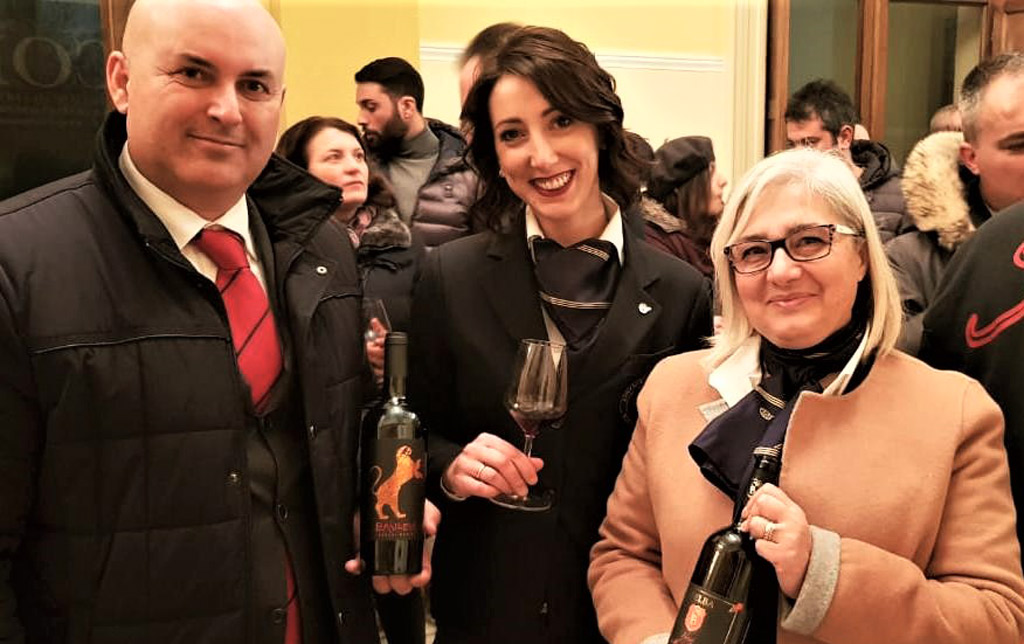 Dashamir-Elezi-presidente-Sommelier-Albania-Carmela-Chimento-responsabile-Delegazione--e-Alto-Ionio-Ais-Calabria-e-Romano-AIS-Calabria.jpg