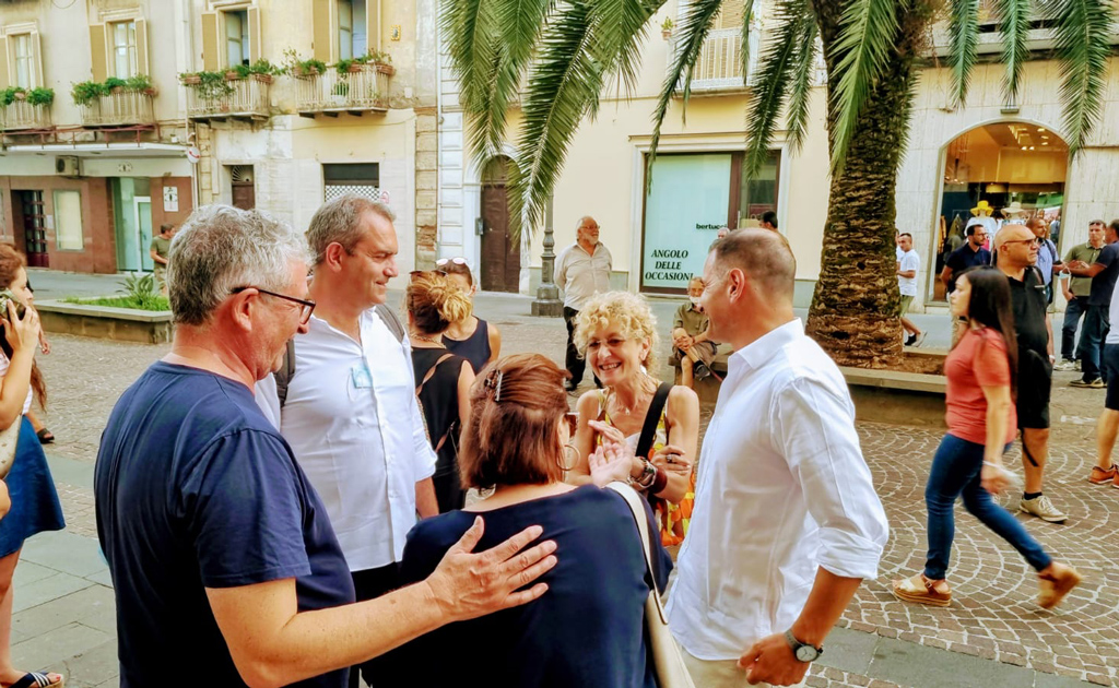 Lamezia, passeggiata in città per De Magistris: "Voto di ottobre sarà referendum tra libertà e ricatto"