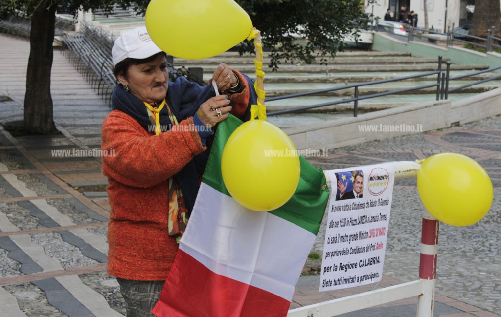 La fan scatenata di Luigi Di maio in piazza a Lamezia - VIDEO