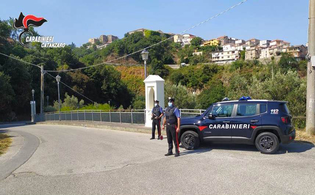 Sorpreso a bruciare una sedia vicino sterpaglie, pensionato arrestato a Maida