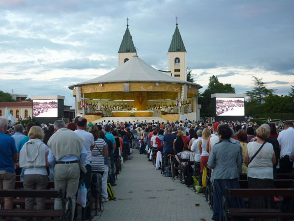 Diocesi-Lamezia-Terme---I-fedeli-in-preghiera-Medjugorje-2015.jpg