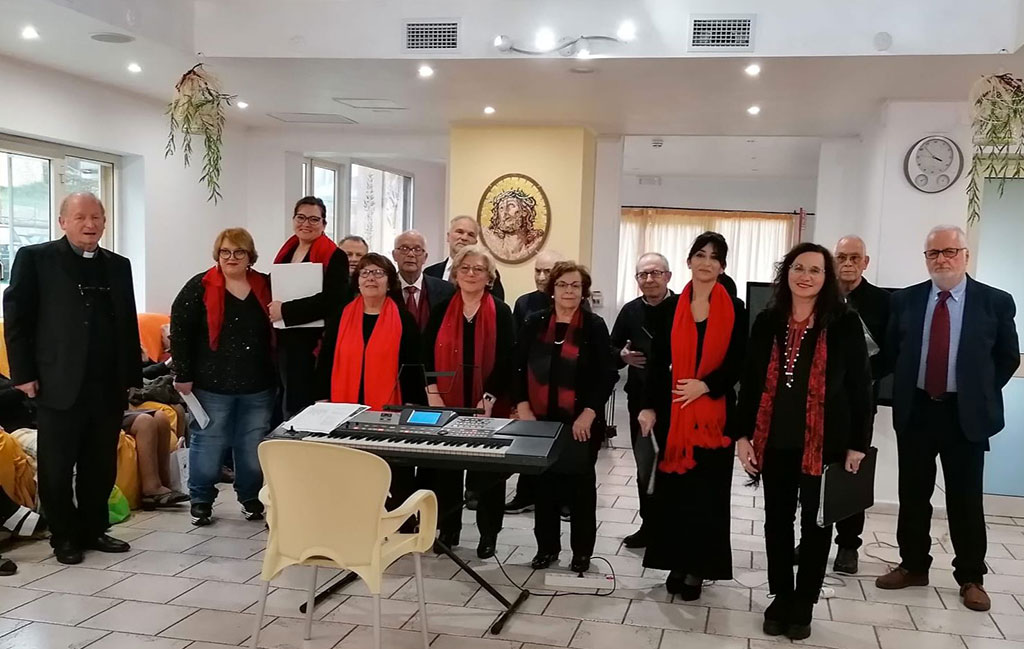 Diocesi-Lamezia-Terme-Coro-avv-Arcuri-alla-casa-riposo-Tamburelli.jpg